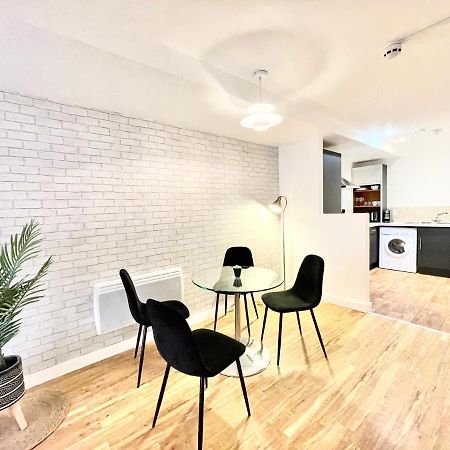 Lovely 2 - Bedroom Condo In Manchester City Centre Buitenkant foto