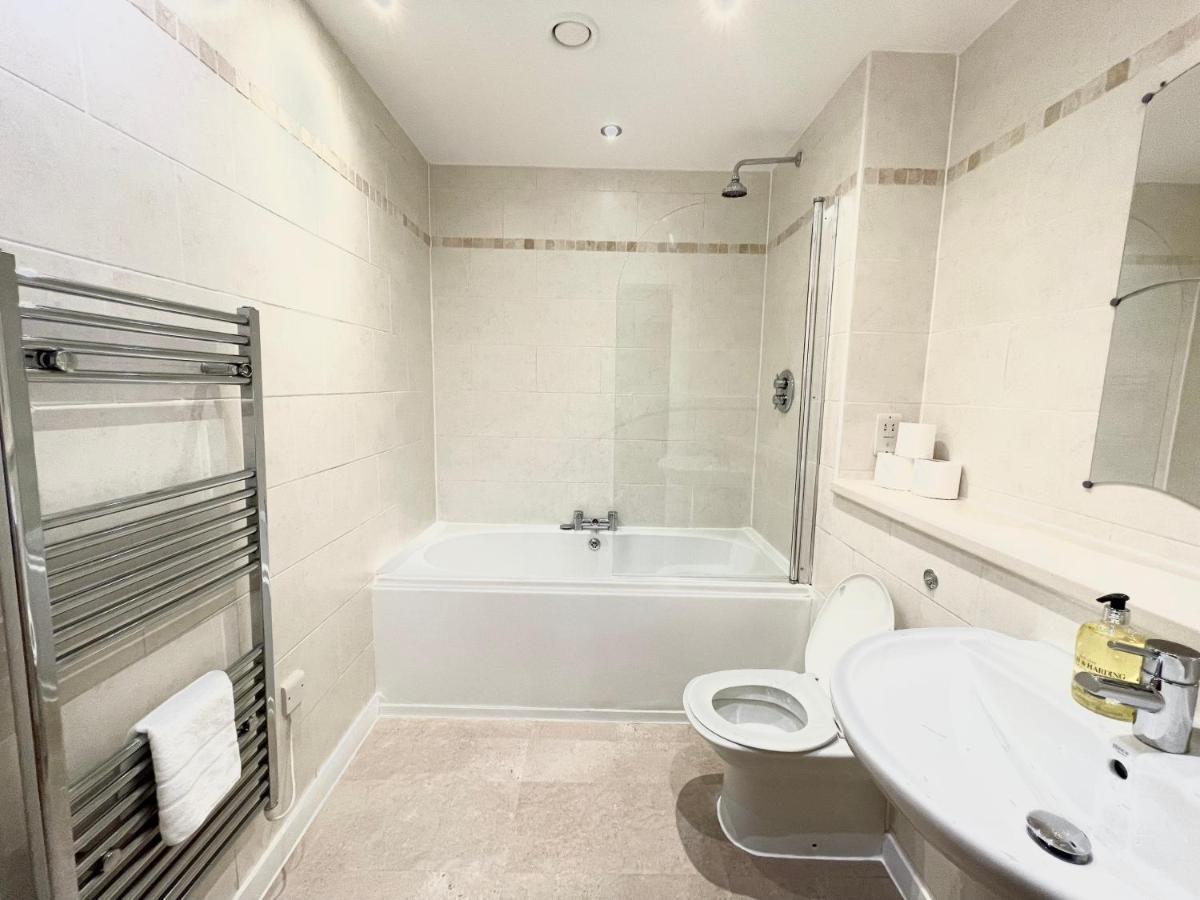 Lovely 2 - Bedroom Condo In Manchester City Centre Buitenkant foto